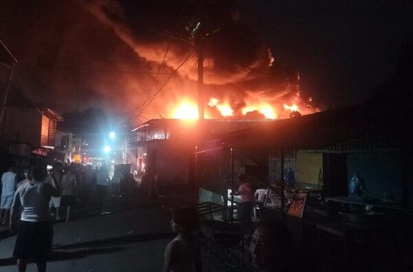 Incendio consume bodega de plásticos y causa daños en otros tres negocios del Oriental