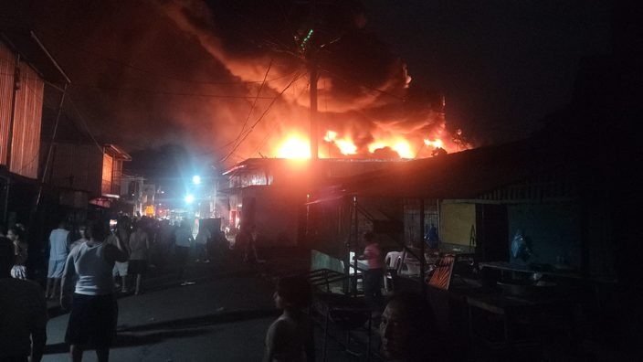 Incendio consume bodega de plásticos y causa daños en otros tres negocios del Oriental