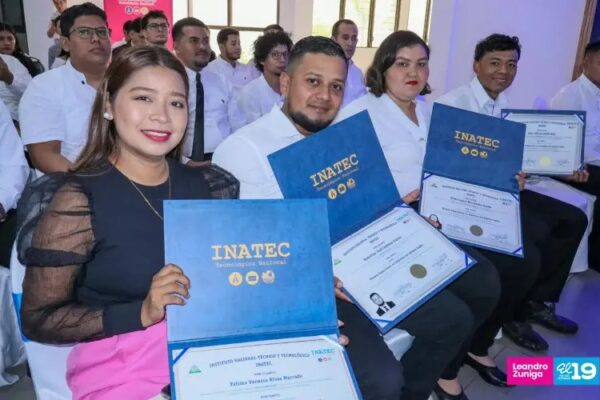 Nuevos maestros de inglés se gradúan para reforzar la calidad educativa en Nicaragua