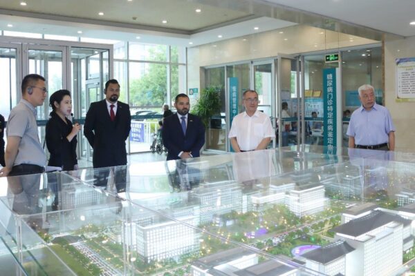 Delegación de Nicaragua explora cooperación en medicina tradicional durante visita a hospital especializado en China