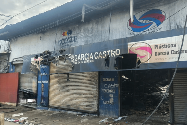 Incendio en bodegas del Oriental deja a más de 40 sin trabajo