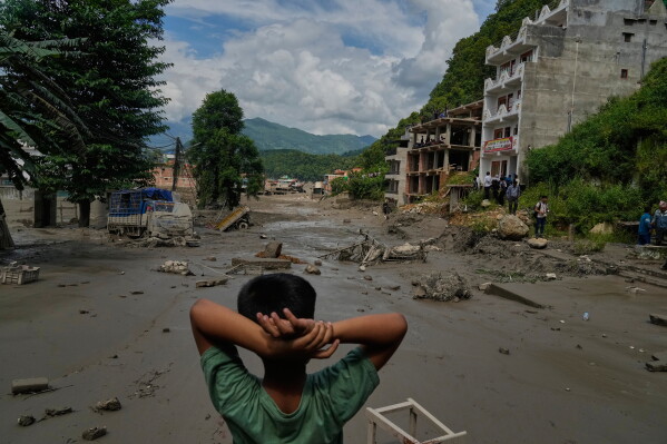 Aumenta a 359 el número de muertos por las inundaciones en Nepal