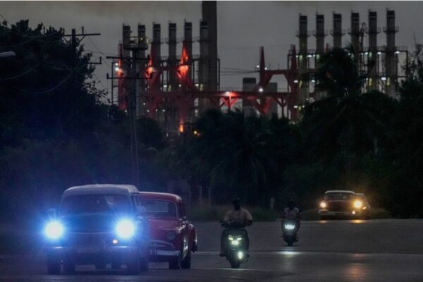 Una “oscilación en las líneas de transmisión” deja sin electricidad al oriente de Cuba