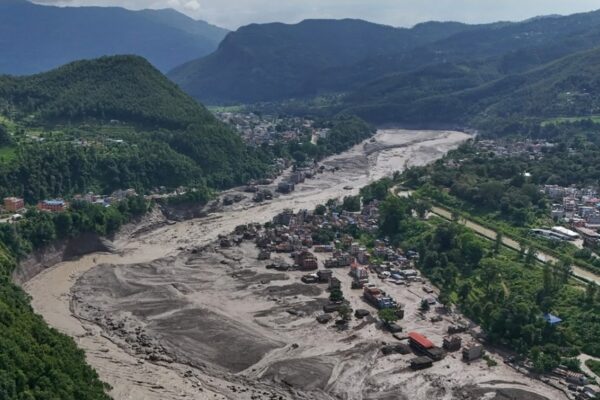 A 472 ascienden las muerte por las devastadoras inundaciones Nepal y China