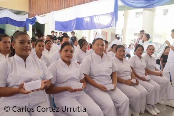 Estudiantes de enfermería marcan el inicio de su vocación con la imposición de símbolos