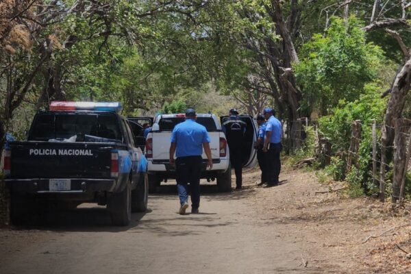 Encuentran a pareja presuntamente ejecutada a balazos cerca del vertedero en Nagarote