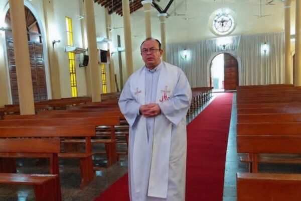 Botellas de vino y menor en conmoción: Sacerdote detenido por intento de abuso en este país latinoamericano