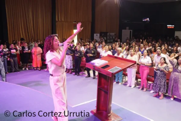 Cientos de pastoras y lideresas participan en avivamiento en saludo a la traducción de la Biblia