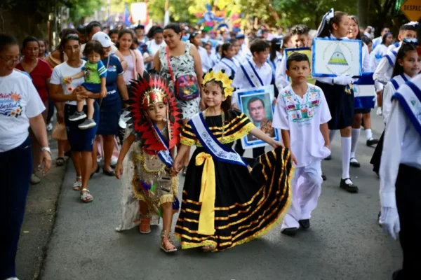 Comunidad educativa del Distrito III celebra el tercer desfile de las Fiestas Patrias