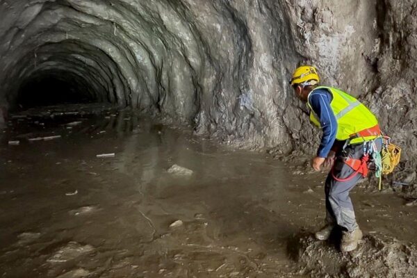 Lucha contrarreloj para rescatar a más de 900 personas en túneles de hidroeléctricas en Nepal