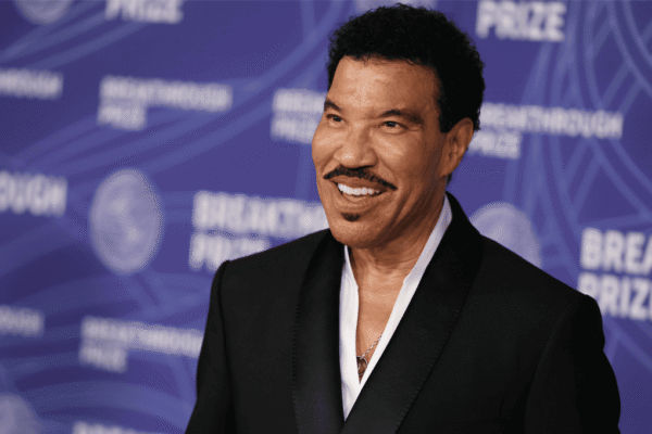 Hospitalizan al legendario cantante Lionel Richie tras un concierto