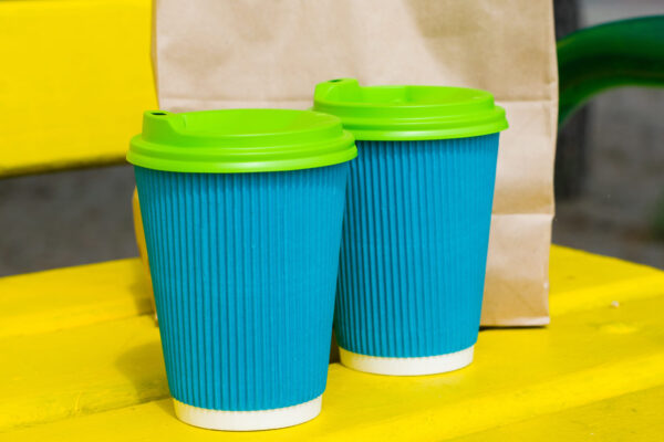 Tomar una bebida caliente en un vaso de papel podría desprender este problema