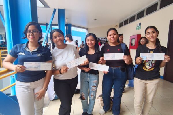 Universidades Pueblo Presidente han otorgado más de 55 mil becas
