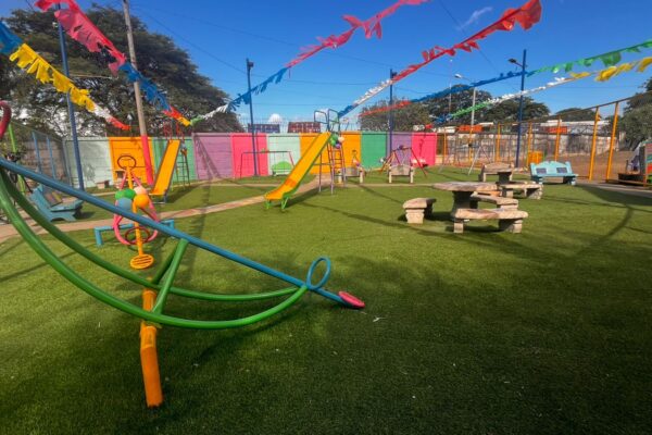 Entregan parque y campo deportivo rehabilitados en el Barrio Benedicto Valverde