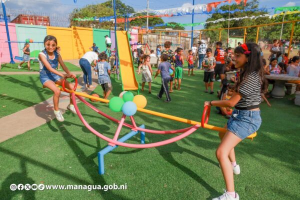 Entregan parque y campo deportivo rehabilitados en el Barrio Benedicto Valverde