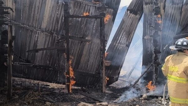 Voraz incendio reduce a cenizas dos viviendas en Estelí