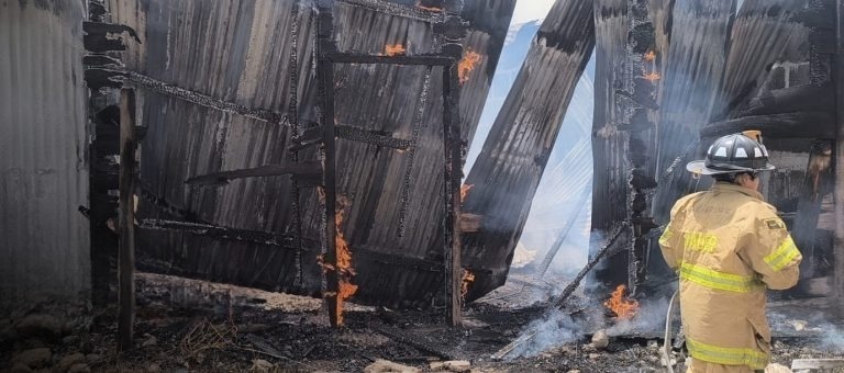 Voraz incendio reduce a cenizas dos viviendas en Estelí