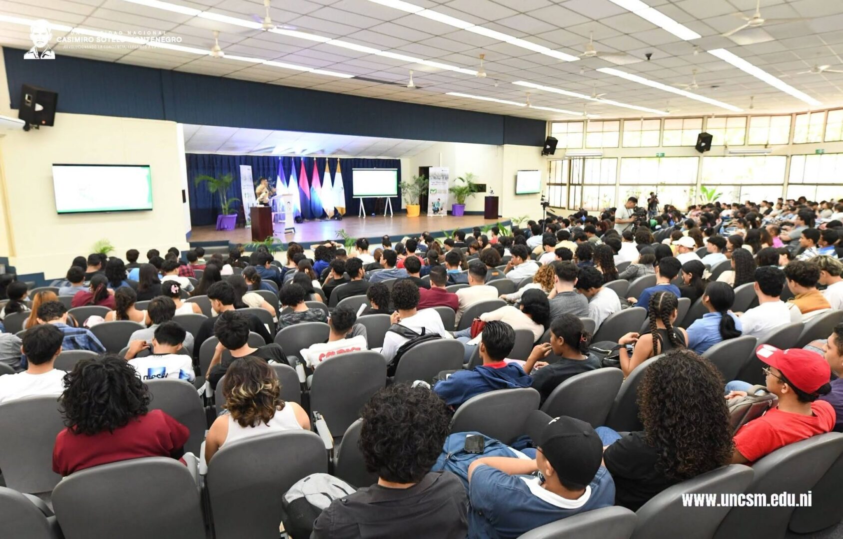 Universitarios sostienen conferencia sobre el cuidado de los recursos naturales
