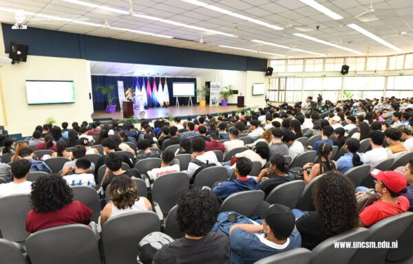 Universitarios sostienen conferencia sobre el cuidado de los recursos naturales