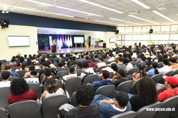 Universitarios sostienen conferencia sobre el cuidado de los recursos naturales
