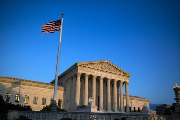 Trump insiste al Supremo para restringir el voto por correo, a dos meses de las elecciones