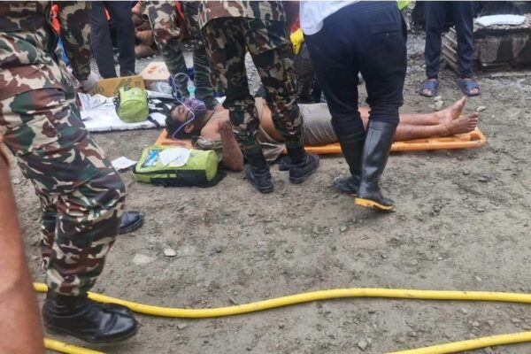 Nueve días bajo tierra: rescatan con vida a dos personas tras las devastadoras inundaciones en Nepal