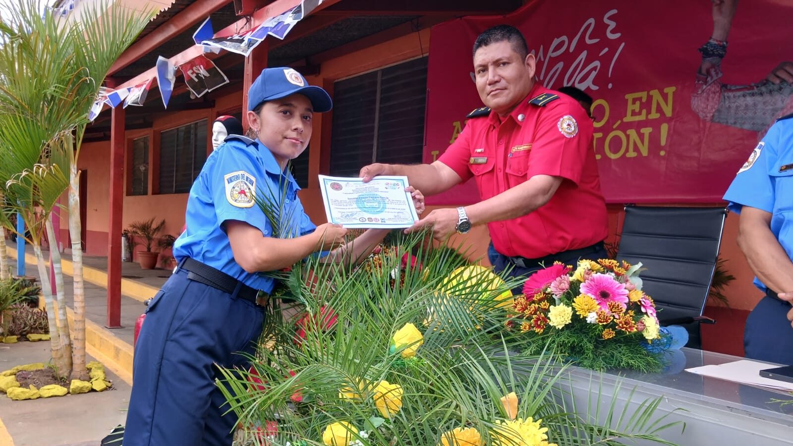 Bomberos Unidos certifican a 100 efectivos en rescate acuático y atención de vehículos eléctricos