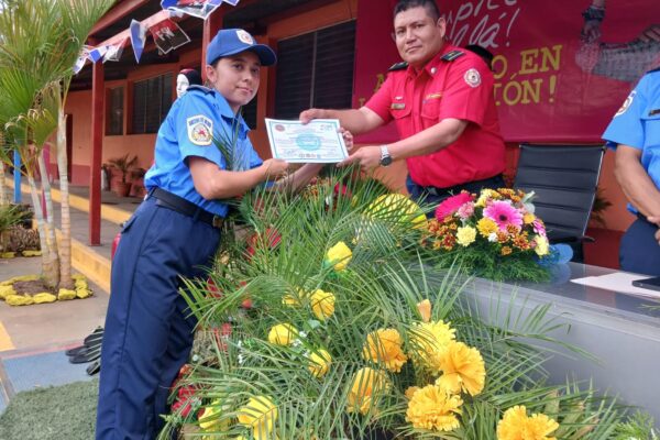 Bomberos Unidos certifican a 100 efectivos en rescate acuático y atención de vehículos eléctricos