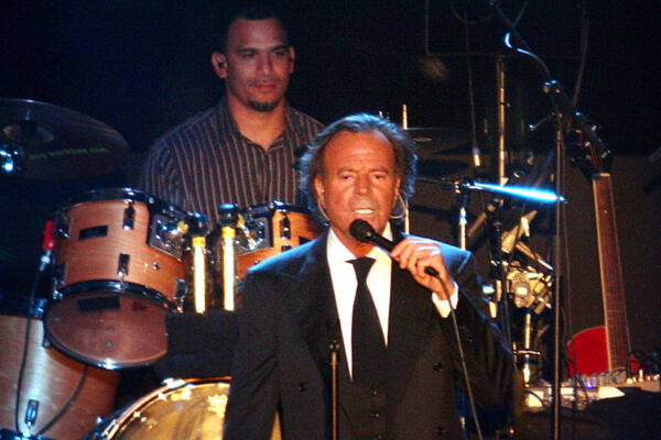Nueva demanda contra Julio Iglesias le hace ‘tropezar con la misma piedra’ en los juzgados