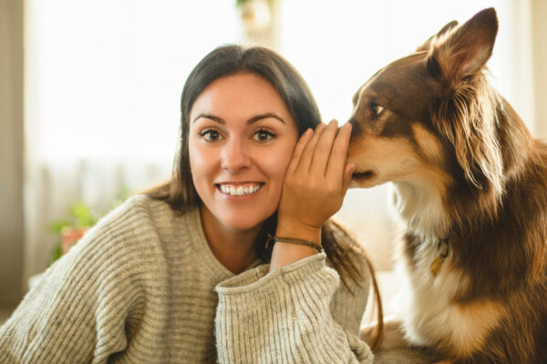 ¿Habla con su mascota? La ciencia analiza cómo le habla y qué efecto tiene en su bienestar