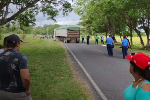 Motociclista muere tras ser impactado por una rastra en Rivas