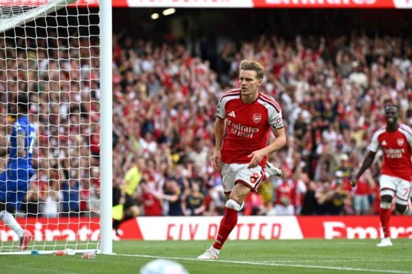 Arsenal da un golpe de autoridad y vence con remontada a Chelsea para mantenerse en el liderato de la Premier League