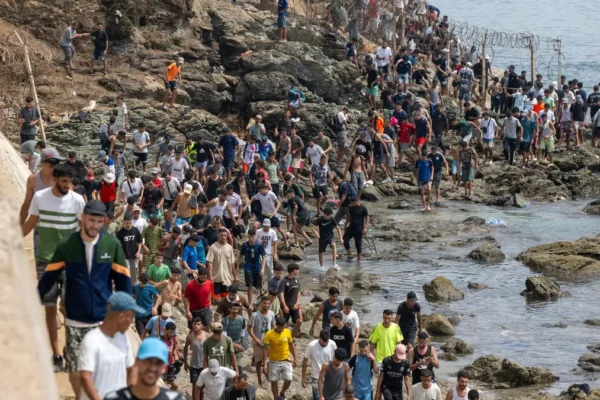 Gobierno español ve “imposible” saber cuántos migrantes irregulares siguen en Ceuta tras cifrarlos en 5.000