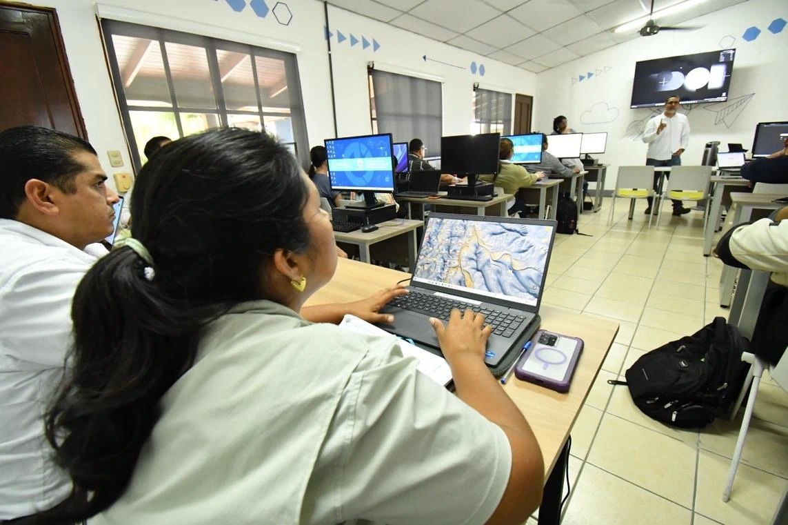 Servidores del Marena se capacitan en herramientas de inteligencia artificial y análisis de datos