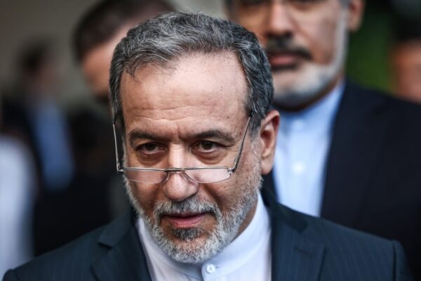 Canciller de Irán: Besaré la mano de cualquier persona que castigue a Trump