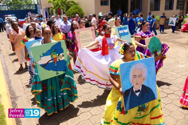 Privadas de libertad conmemoran Fiestas Patrias con desfile y trajes elaborados por ellas mismas