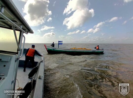 Rescatan a dos pescadores tras naufragio en Ometepe