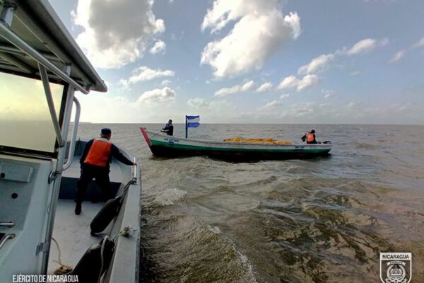 Rescatan a dos pescadores tras naufragio en Ometepe