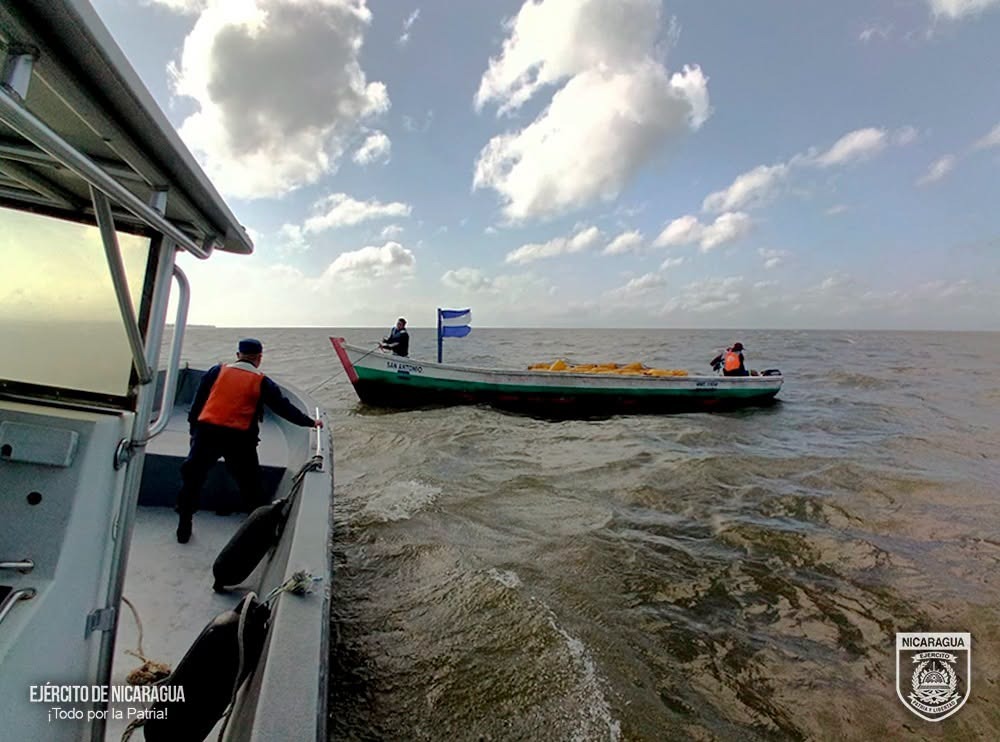 Rescatan a dos pescadores tras naufragio en Ometepe
