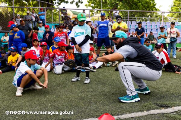Impulsan el talento deportivo con capacitación de alto nivel a academias de béisbol de Managua