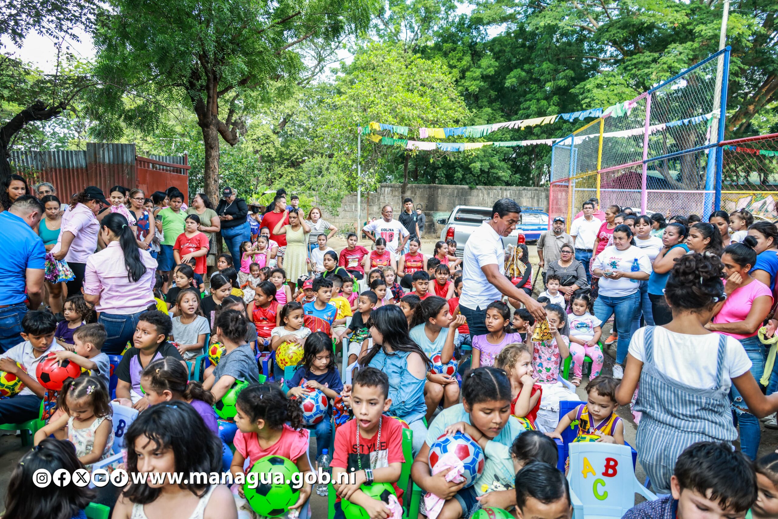 Familias del Barrio Arlen Siu festejan renovación del parque comunitario