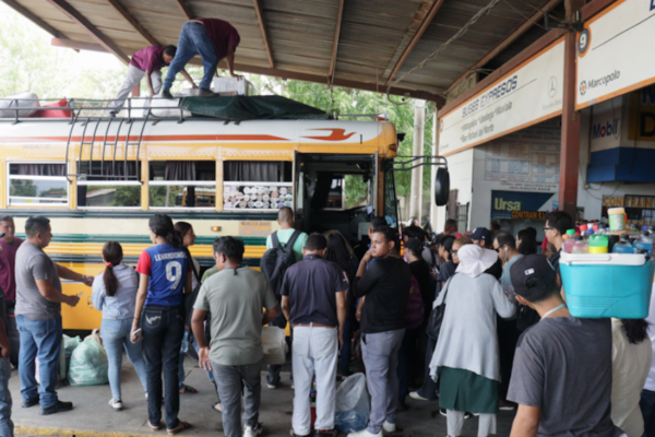 Vacaciones Patrias registran masiva afluencia en terminales de buses hacia los departamentos