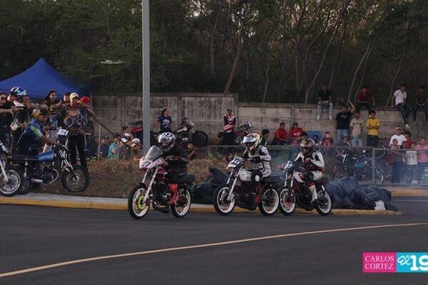 600 pilotos compitieron en campeonato de motovelocidad nocturno en Managua