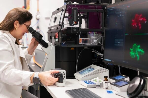 Este microscopio podría acercar a los investigadores a la causa de una enfermedad crónica desconocida
