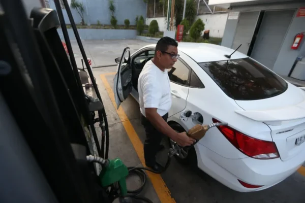 Precio de la gasolina en El Salvador superará los cinco dólares
