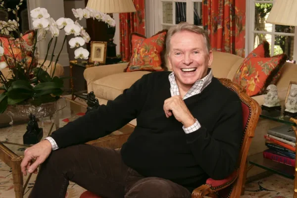 Muere el famoso diseñador Bob Mackie, que vistió a estrellas como Cher y Tina Turner