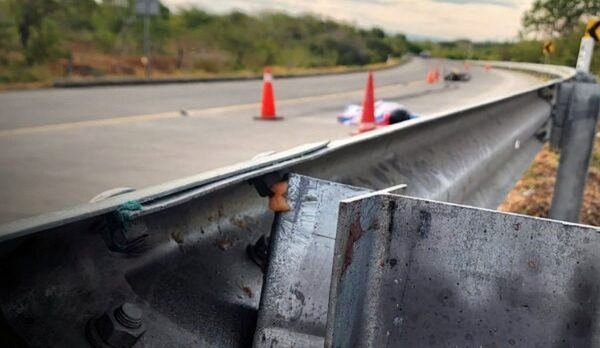 Motorizado muere al estrellarse contra una valla metálica en La Paz Centro, León