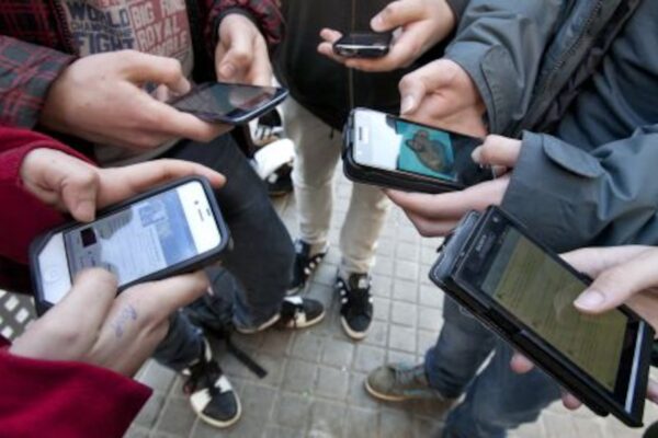 La UE prohibirá el acceso a las redes sociales a los menores de 13 años