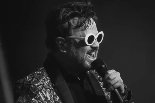 Aleks Syntek anuncia que se ‘alejará’ de México tras polémicos comentarios durante noche de El Grito