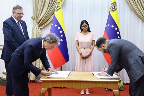 Venezuela firma memorando con un gigante energético francés